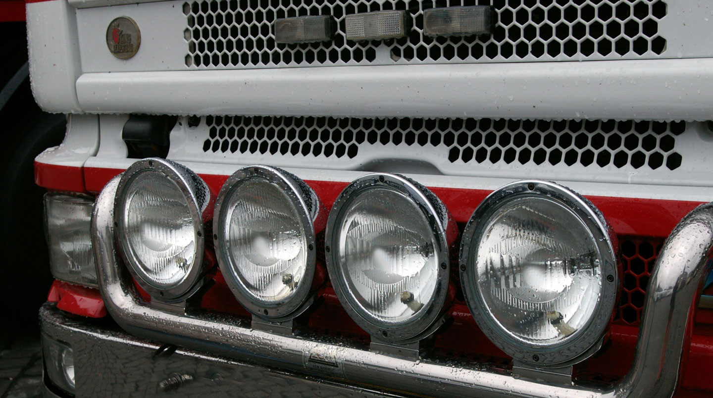 Gros plan macro sur feu clignotant latéral remorque camion montrant connecteur et détails réalistes